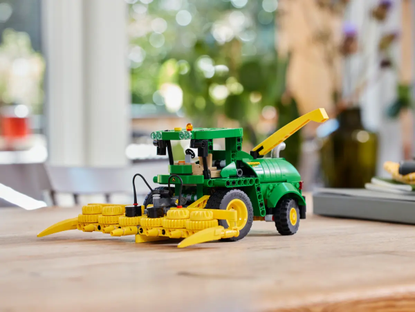 Plongez dans le monde de l'agriculture moderne avec le Lego Technic 42168 - John Deere 9700 Forage !